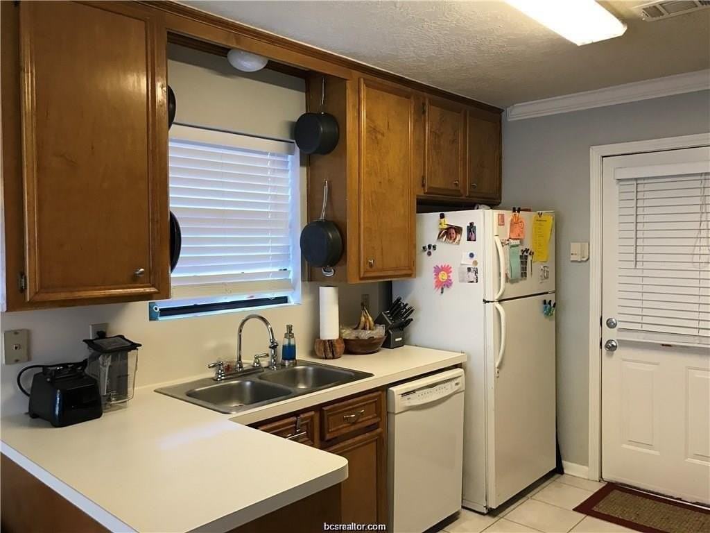 2105 Pebblebrook Ln - Photo 6 of 18