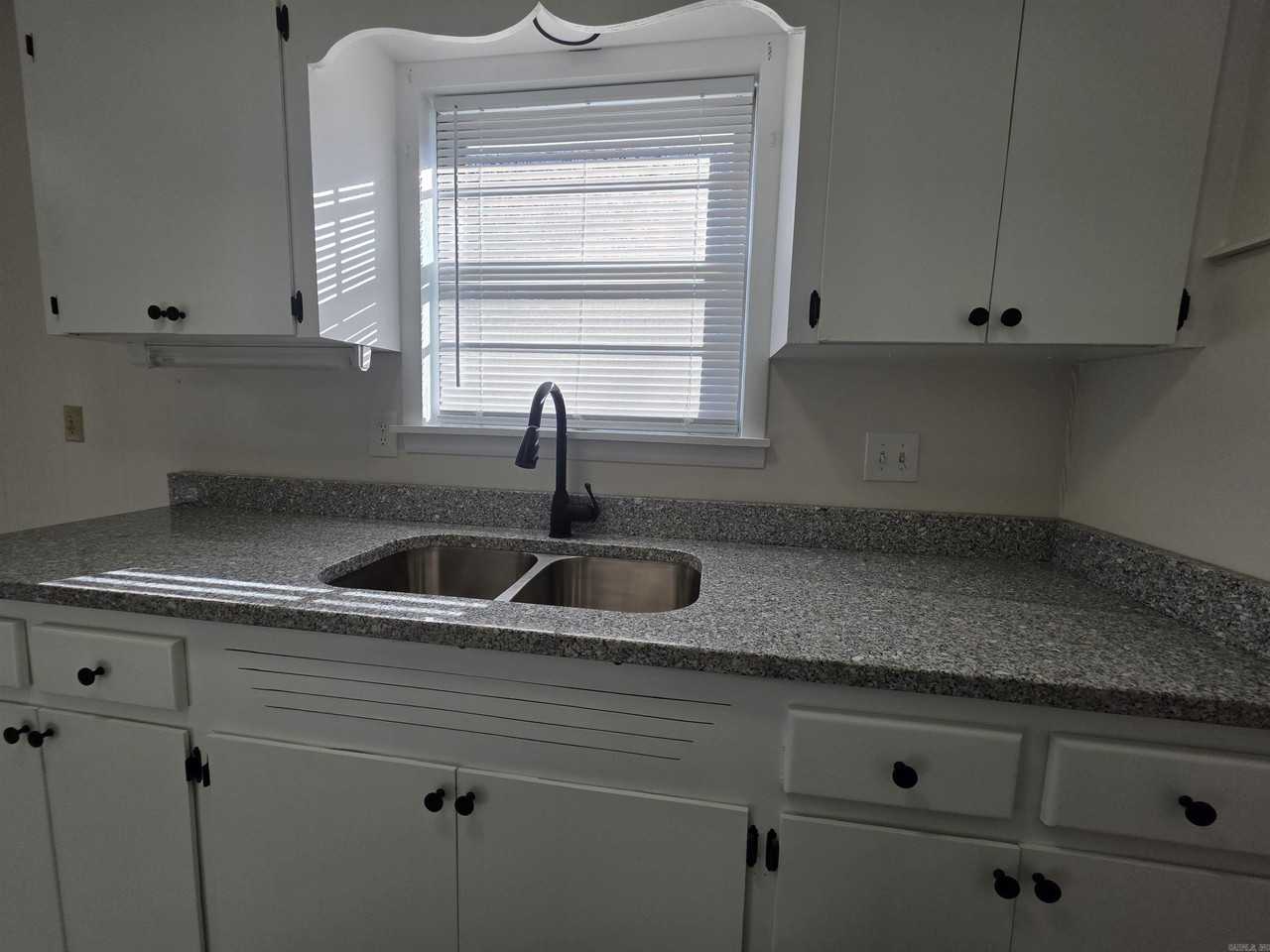 1413 Smithwick Dr - Photo 7 of 19