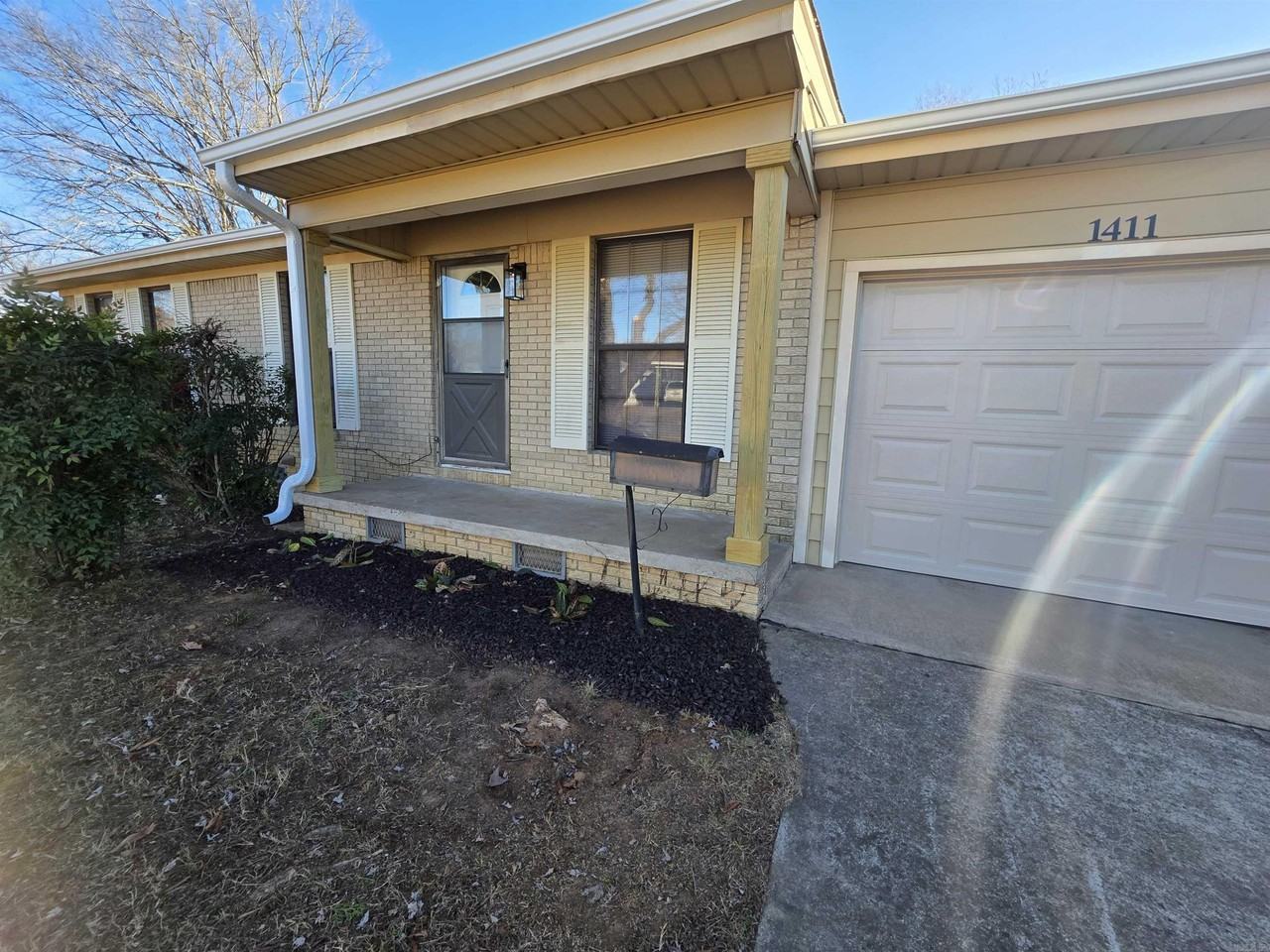 1411 Smithwick Dr - Photo 2 of 20