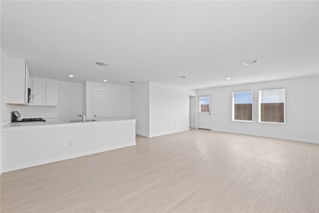 2802 2802 Martell Street - Photo 4 of 15