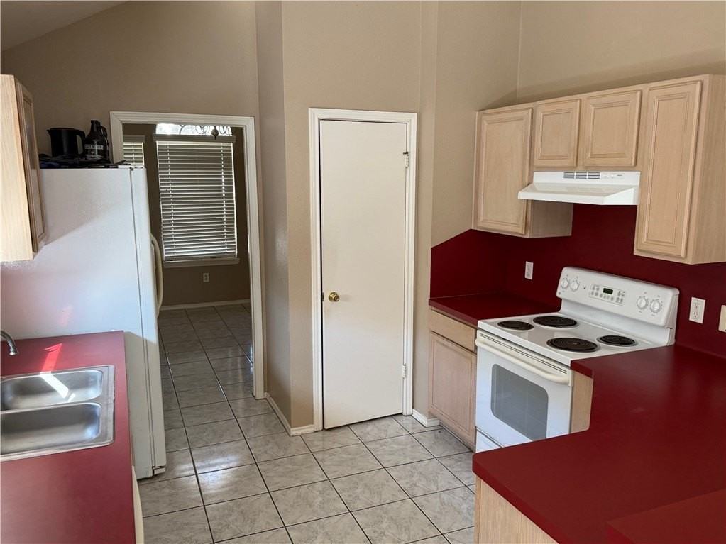 7942 Wolf Dr - Photo 4 of 11