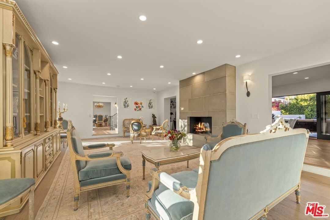 520 N Bedford Dr - Photo 2 of 19