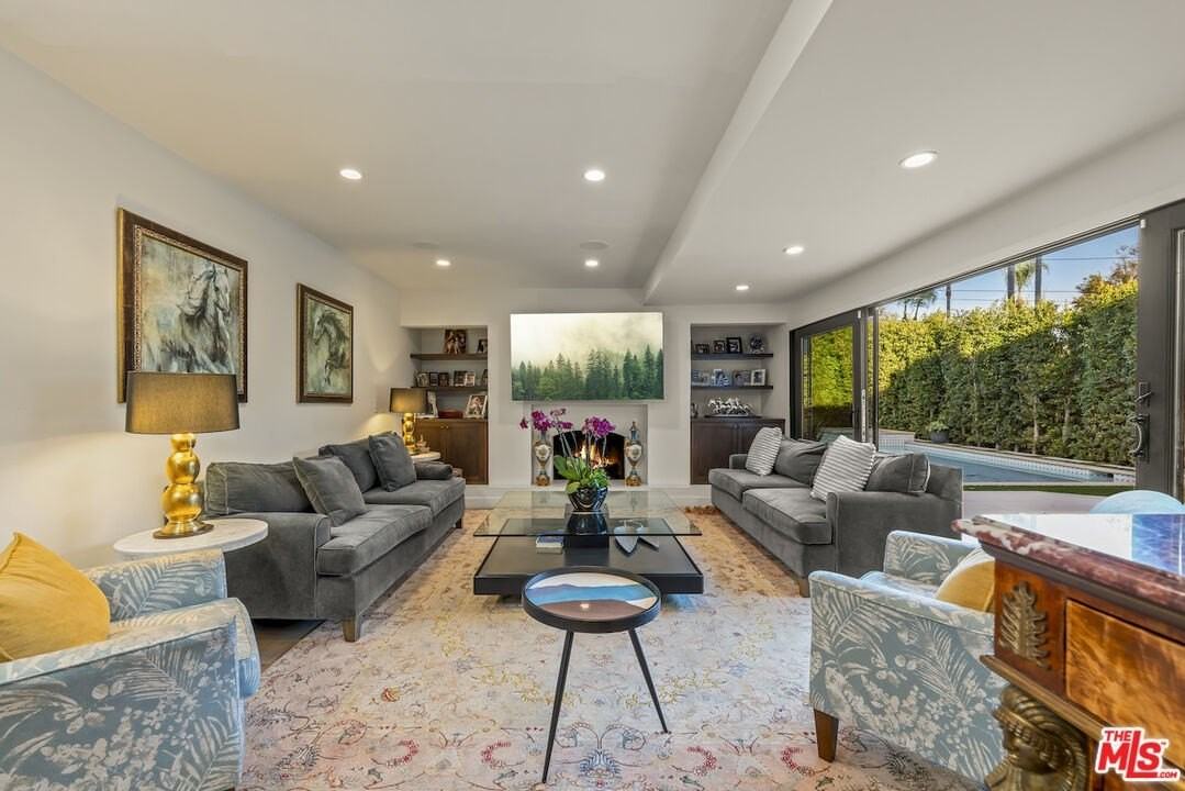 520 N Bedford Dr - Photo 3 of 19