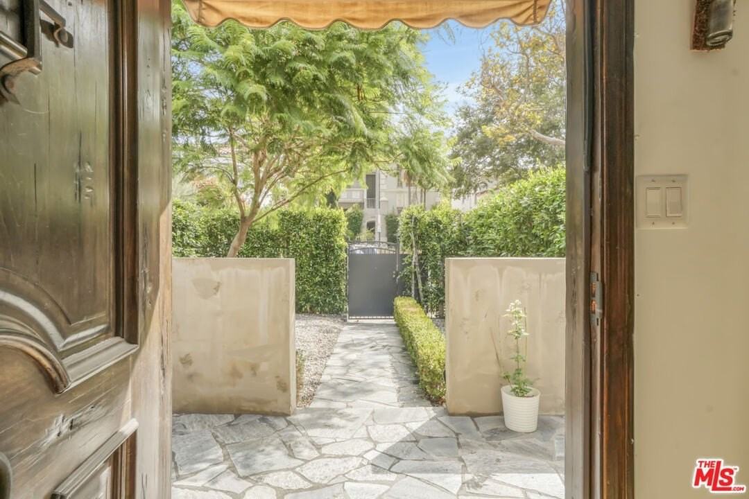 1051 S Stanley Ave - Photo 4 of 27