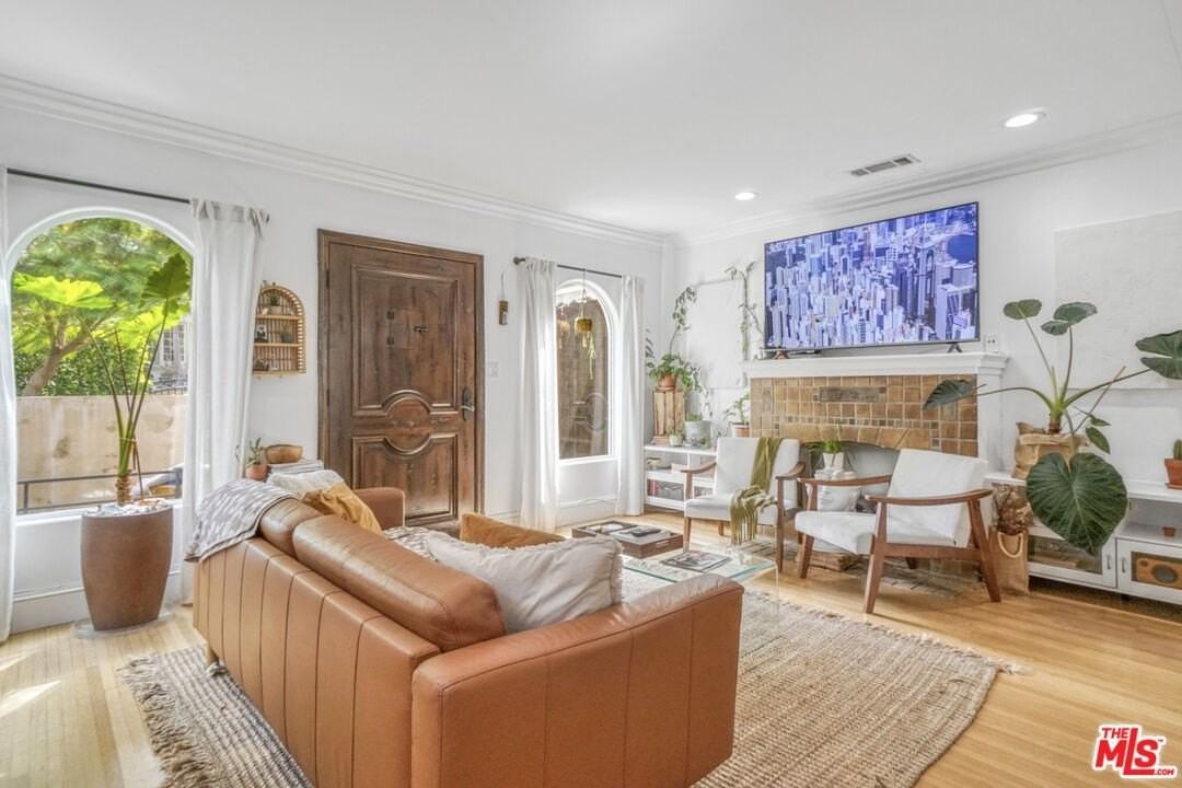 1051 S Stanley Ave - Photo 6 of 27