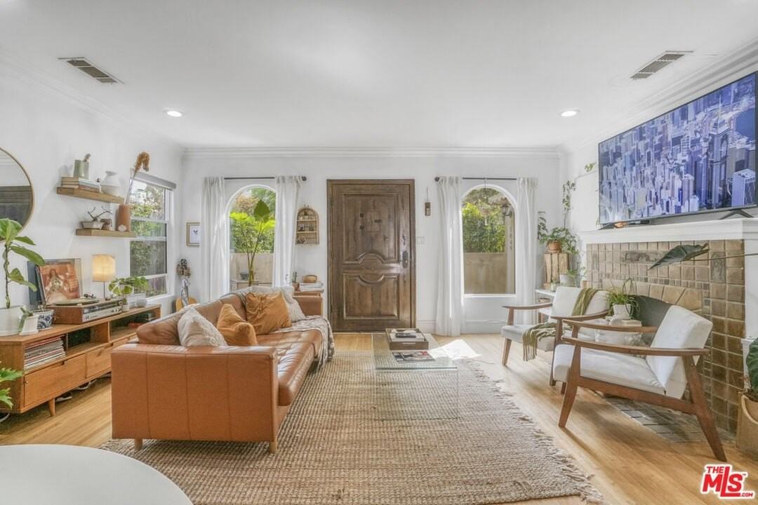 1051 S Stanley Ave - Photo 7 of 27