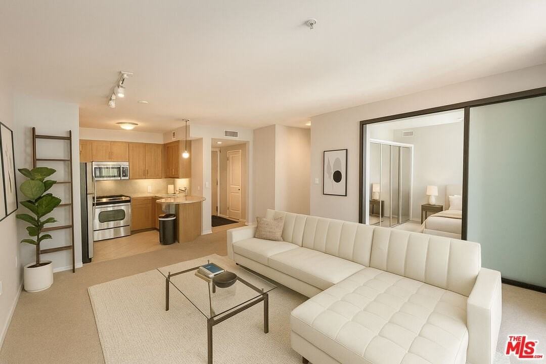 267 S San Pedro St Unit 306 #306 - Photo 2 of 10