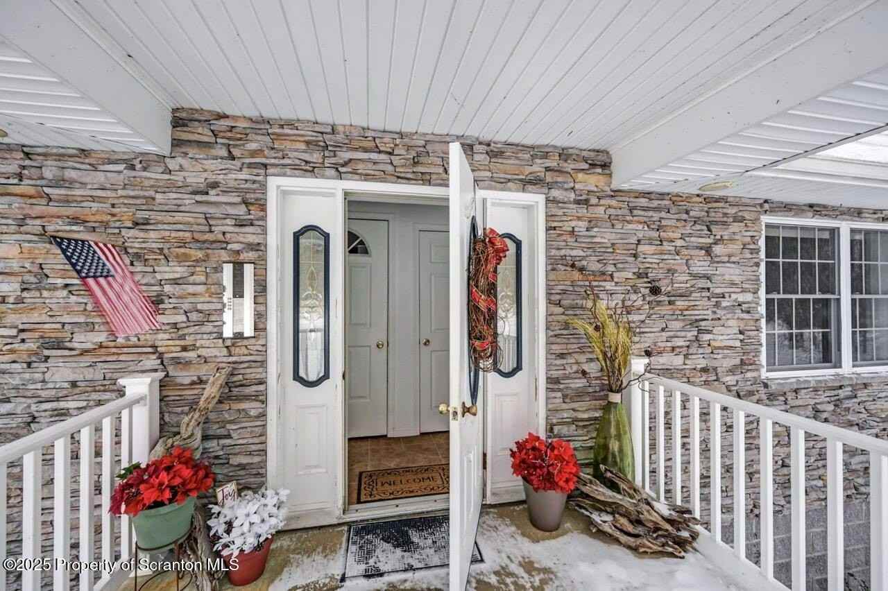 28 Robin Ln - Photo 4 of 41