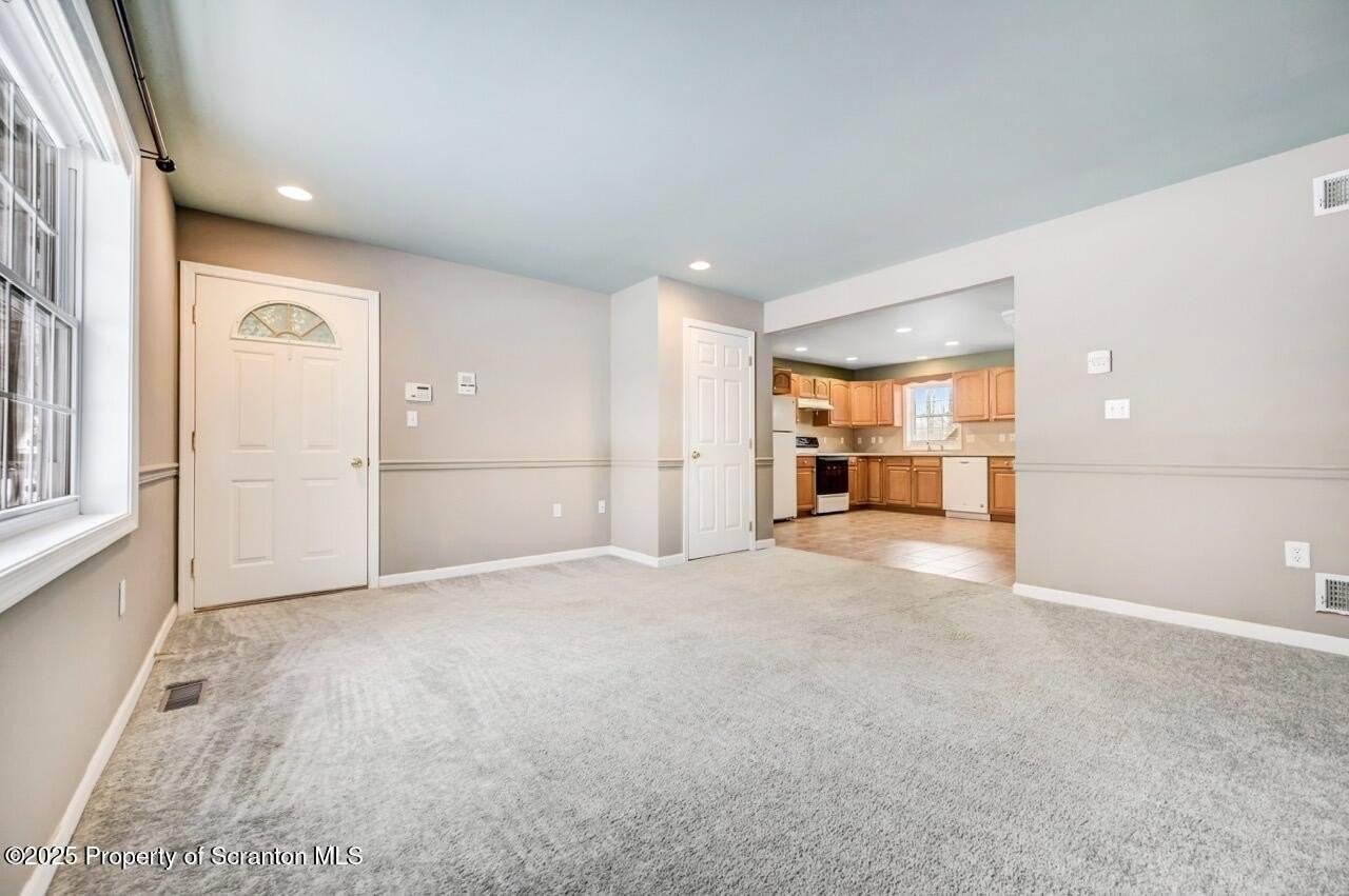 28 Robin Ln - Photo 5 of 41