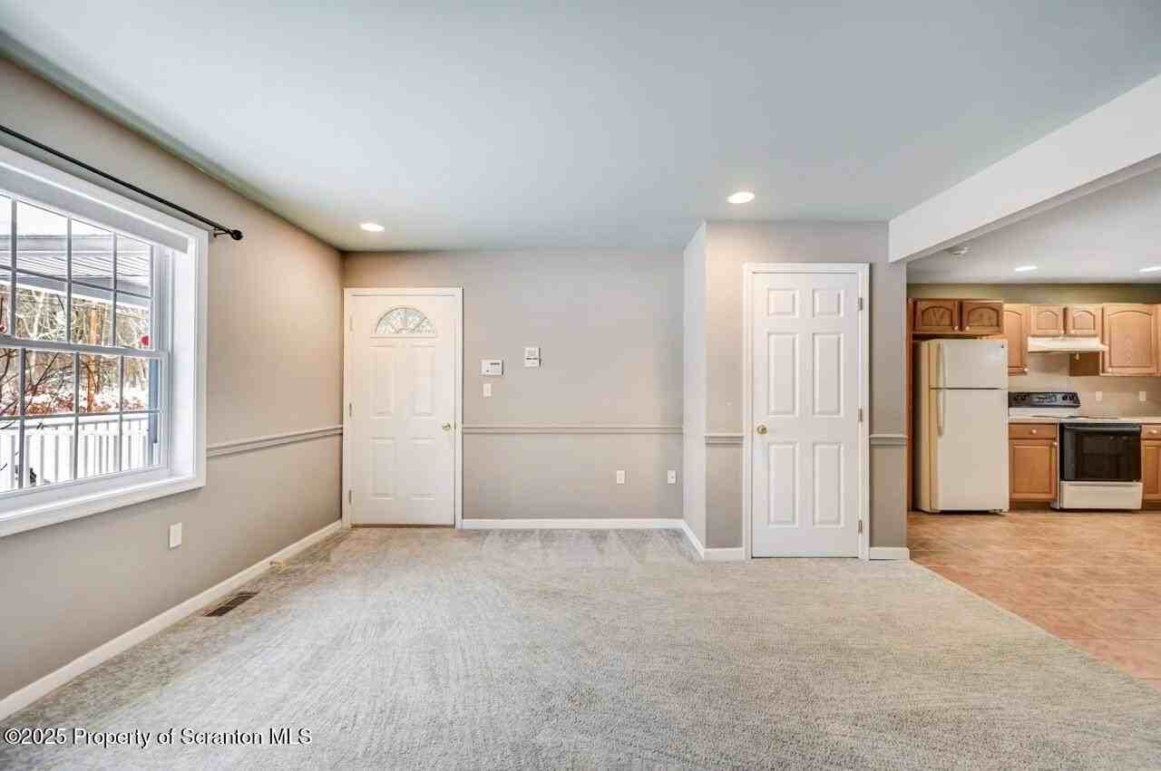 28 Robin Ln - Photo 7 of 41