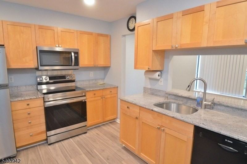 15 Foxwood Dr #E - Photo 3 of 14