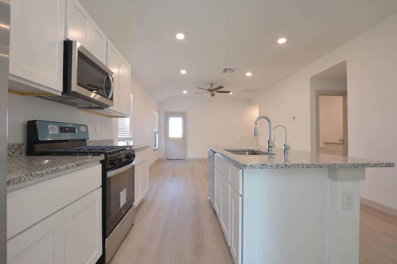 7438 8th St - Photo 5 of 18