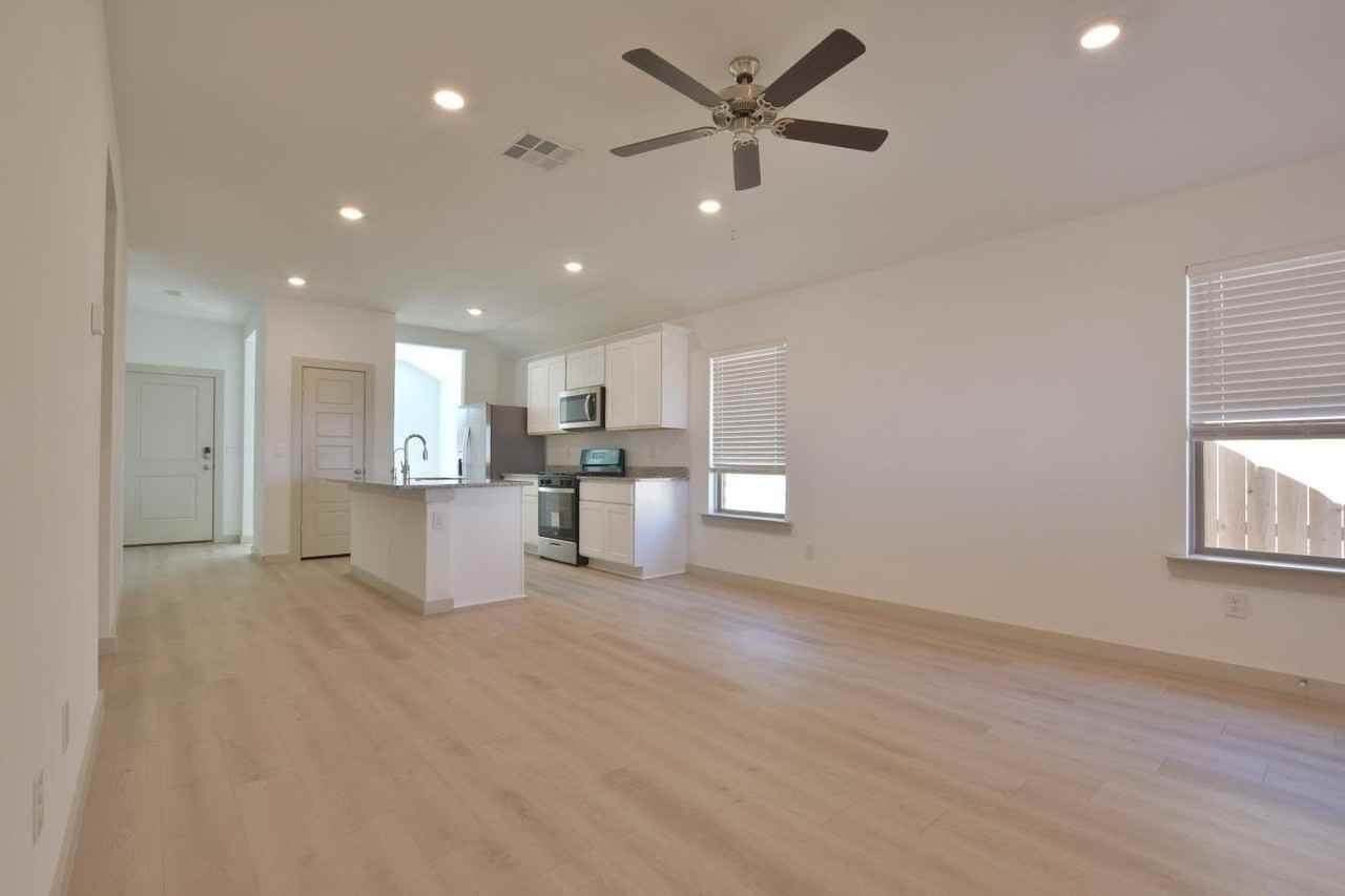 7438 8th St - Photo 6 of 18