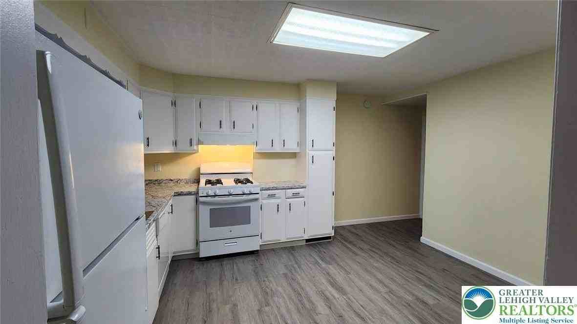 262 Broad St - Photo 5 of 12