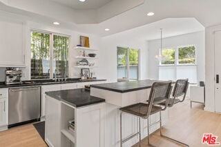 835 Superba Ave - Photo 2 of 8