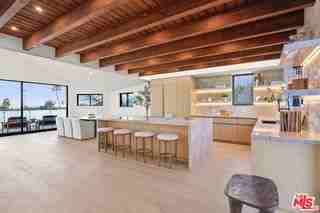 2530 Beverley Ave - Photo 2 of 8
