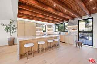 2530 Beverley Ave - Photo 3 of 8