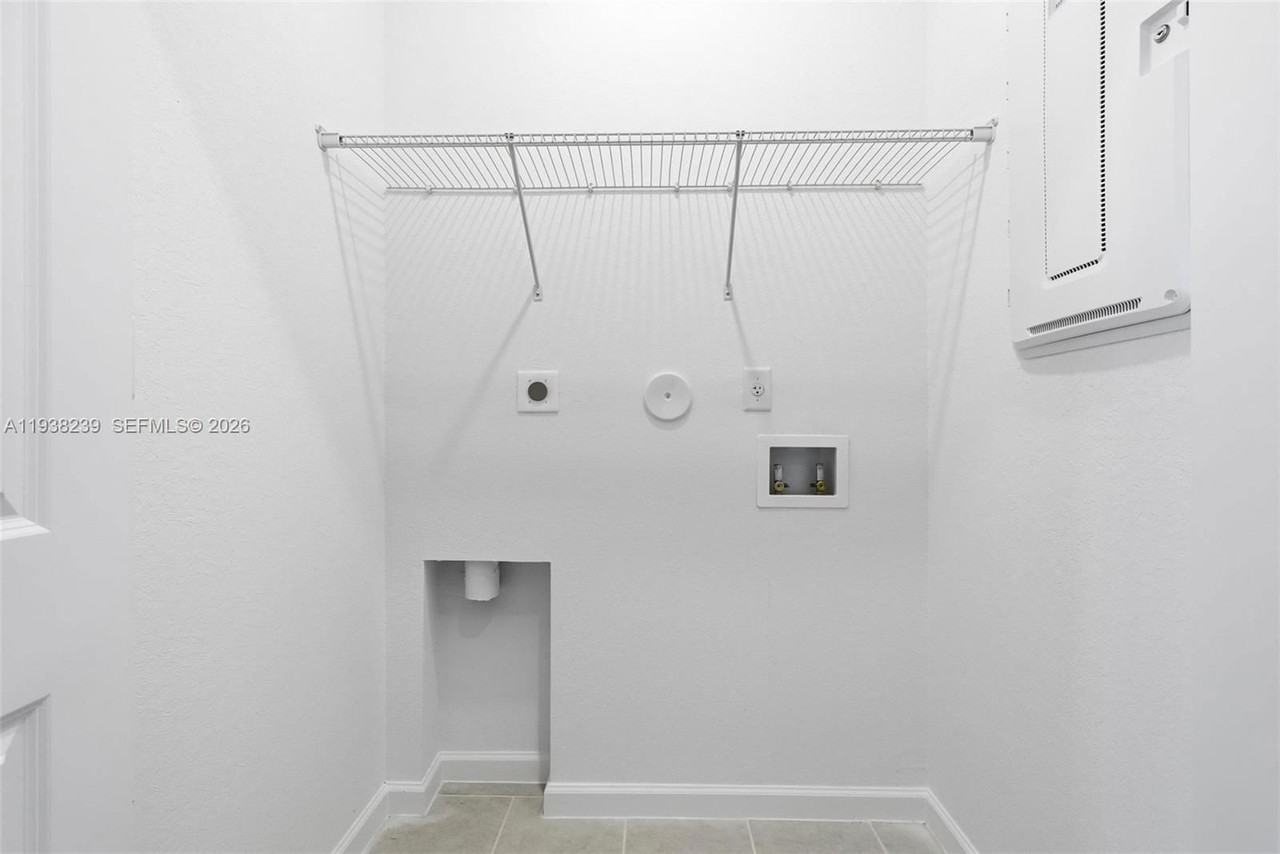 2705 Se 25th Ave #2705 - Photo 2 of 8