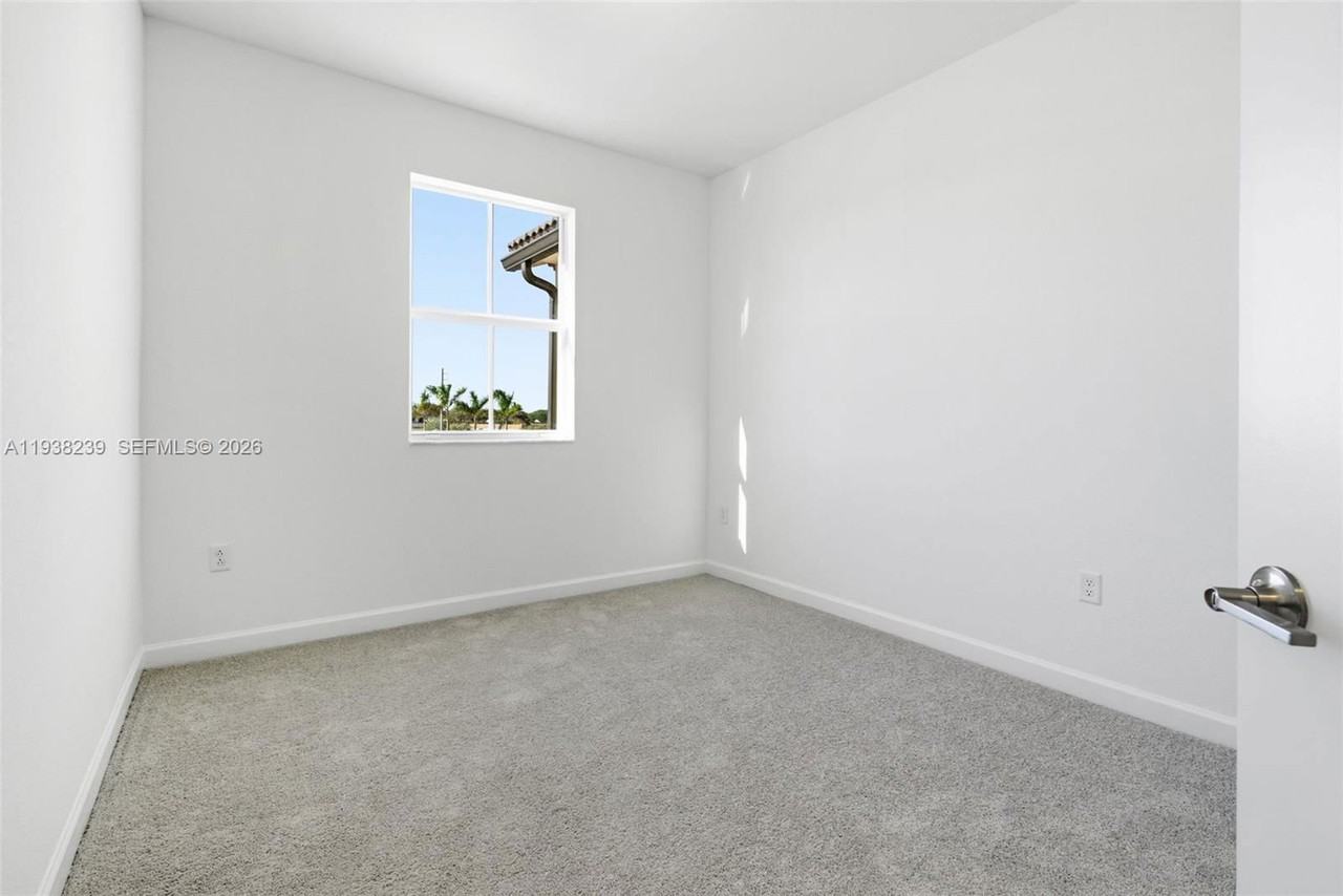 2705 Se 25th Ave #2705 - Photo 6 of 8