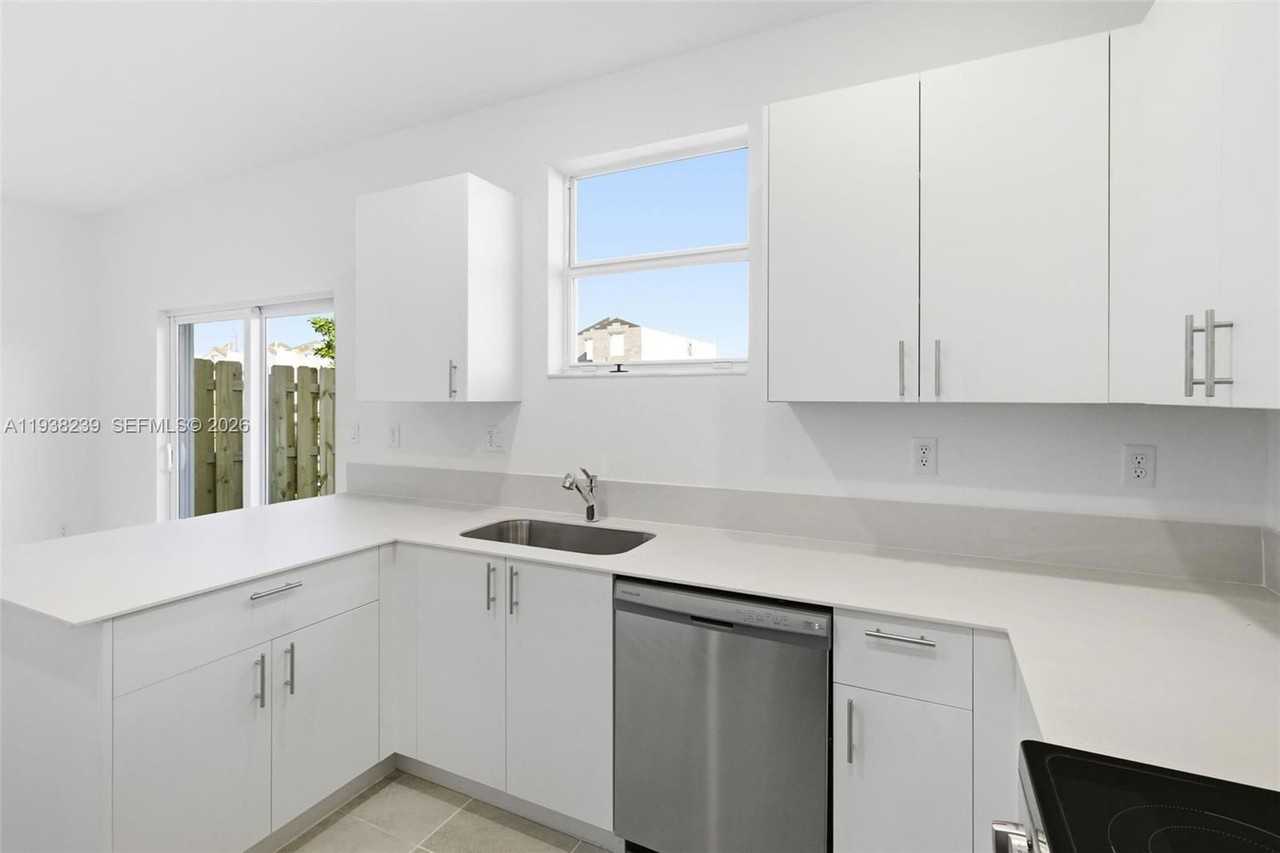 2705 Se 25th Ave #2705 - Photo 7 of 8