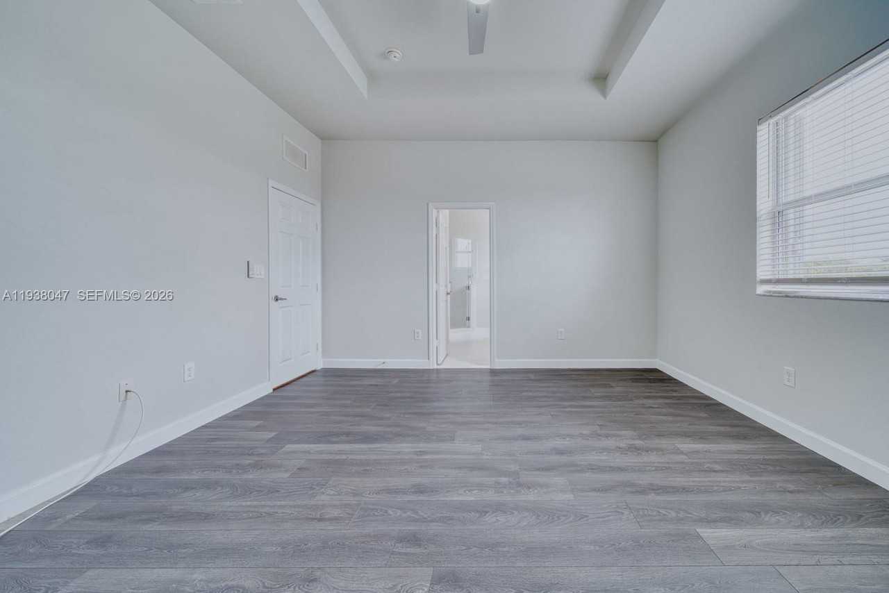 2479 Ne 4th St - Photo 4 of 8