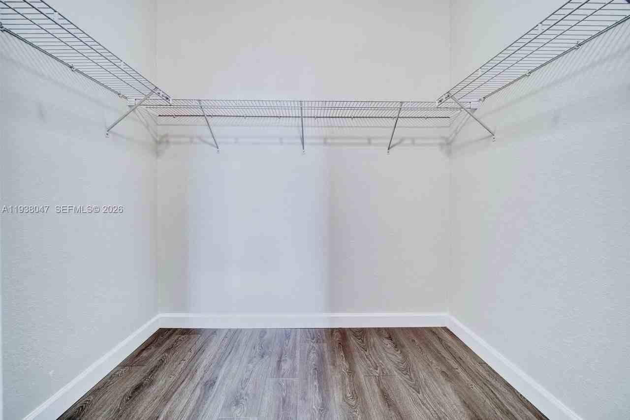 2479 Ne 4th St - Photo 5 of 8