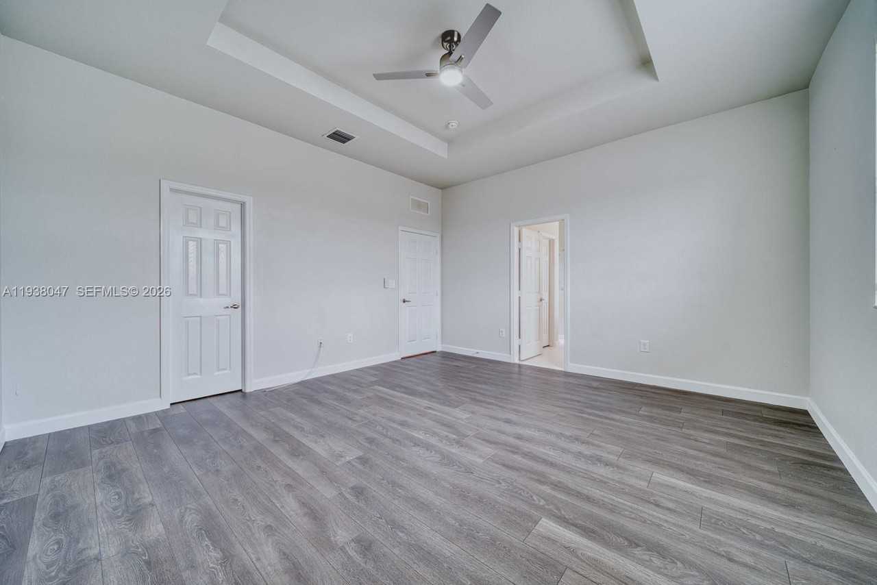 2479 Ne 4th St - Photo 6 of 8