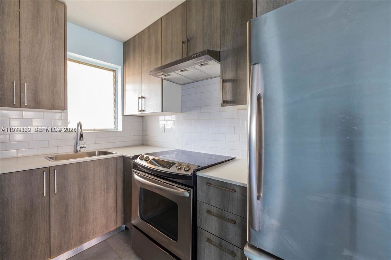 1250 Sw 4th St #6 - Photo 2 of 8