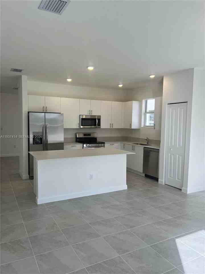 2422 Se 30th St - Photo 4 of 8