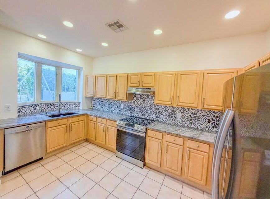 753 Seaview Dr - Photo 2 of 6