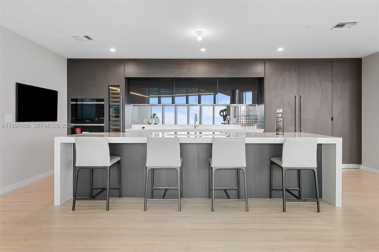 851 Ne 1st Ave - Photo 5 of 50