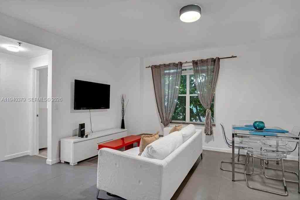 747 Michigan Ave #201