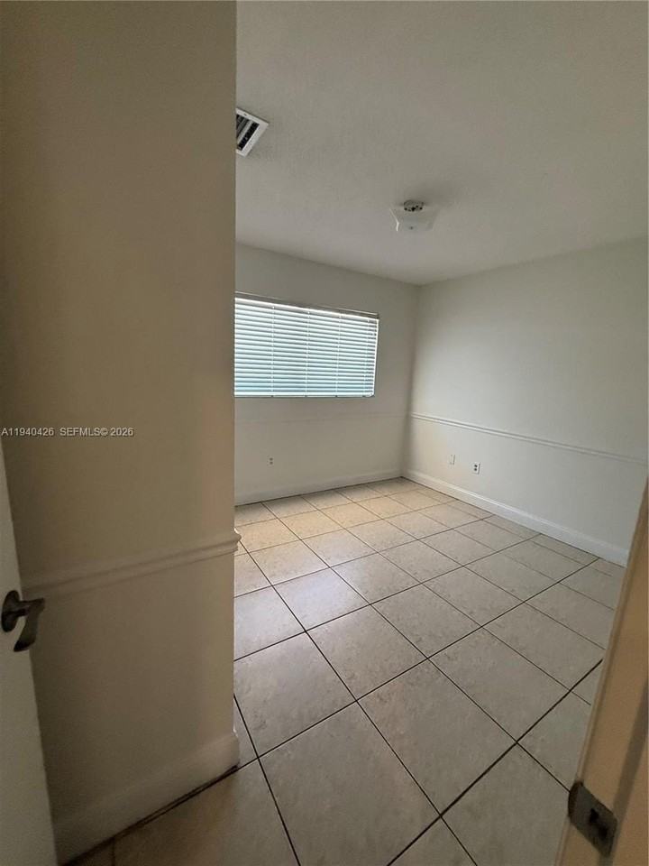 11417 Nw 87th Pl - Photo 7 of 12