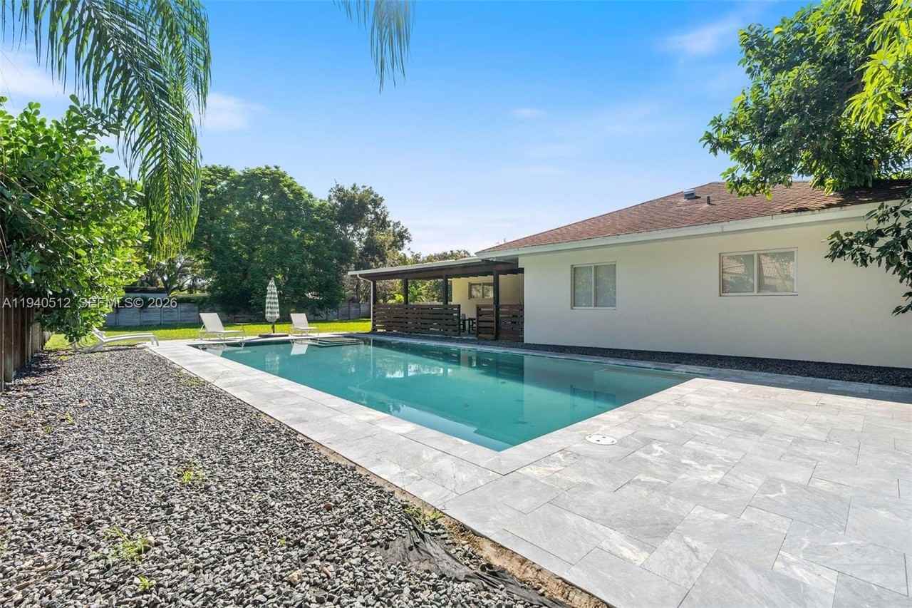 8121 Sw 97th Ter - Photo 3 of 36