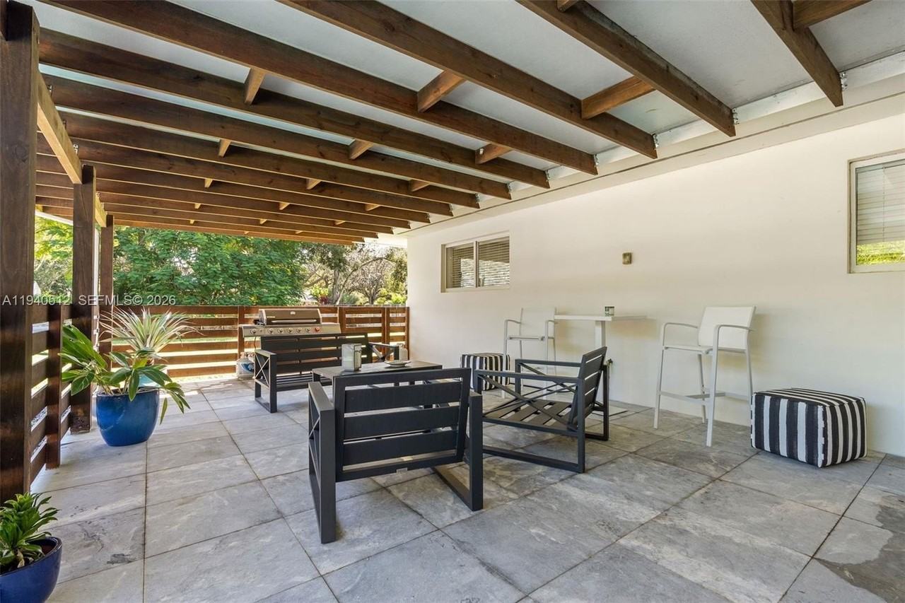 8121 Sw 97th Ter - Photo 7 of 36