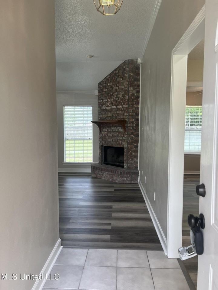 1421 Spruce St - Photo 3 of 21