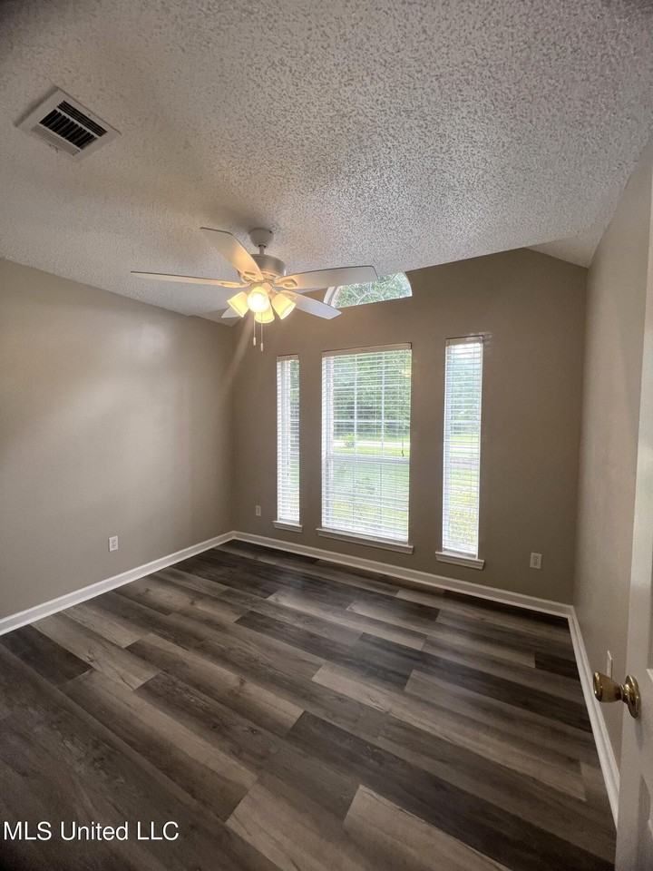 1421 Spruce St - Photo 4 of 21