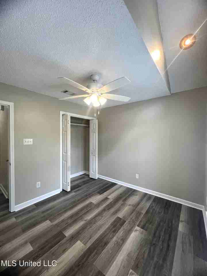 1421 Spruce St - Photo 5 of 21