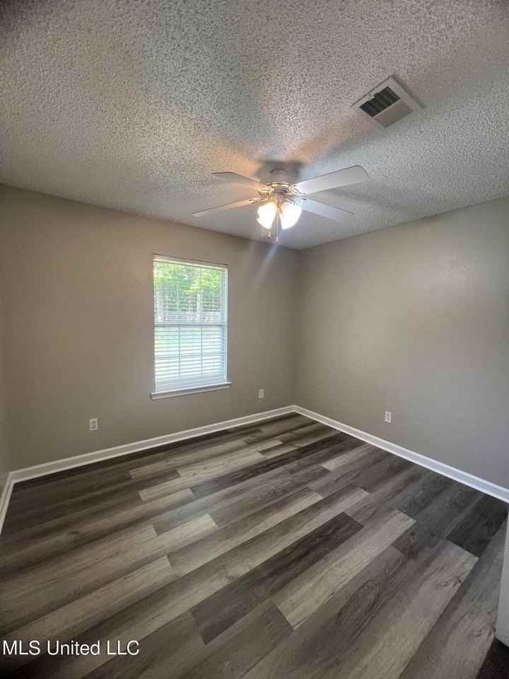 1421 Spruce St - Photo 7 of 21