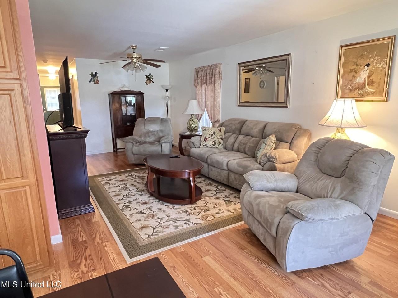 605 Victoria St - Photo 2 of 12