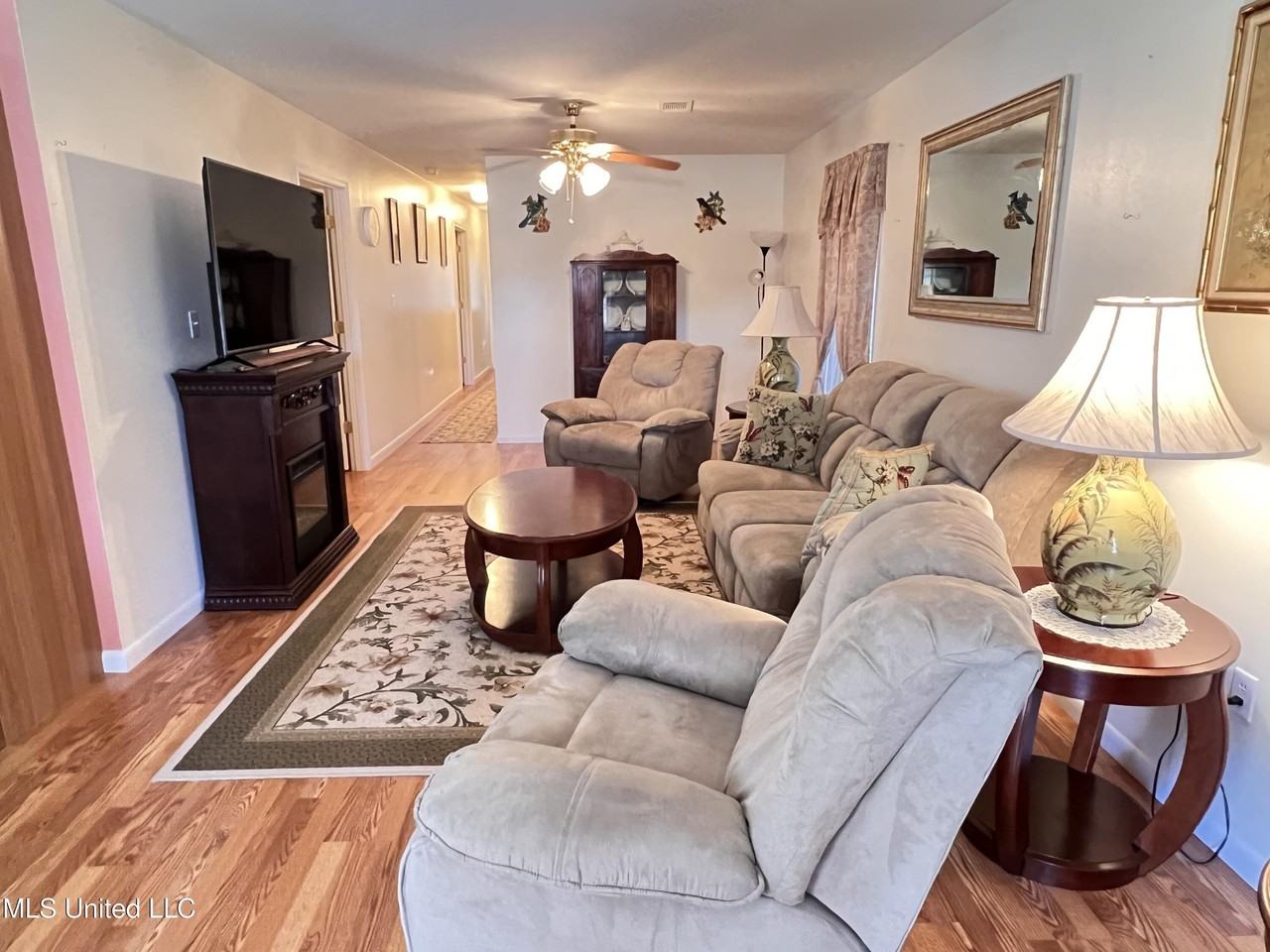 605 Victoria St - Photo 3 of 12