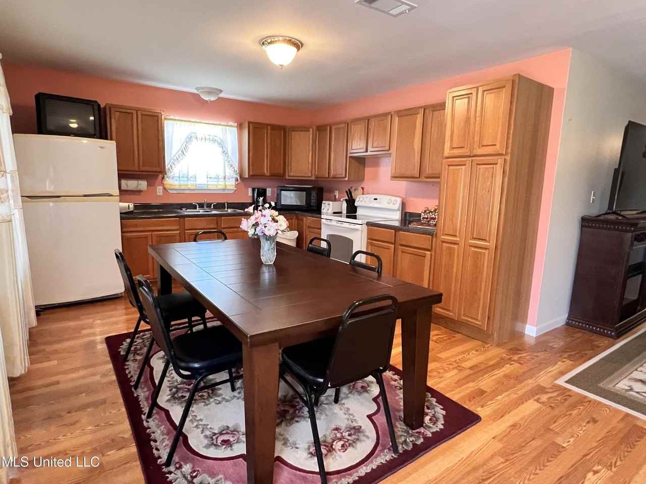 605 Victoria St - Photo 4 of 12