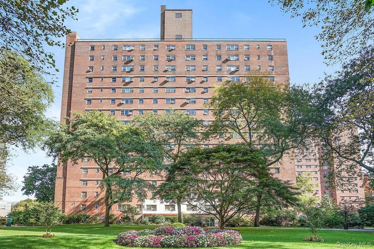 235 Adams St Apt 2i #2I - Photo 5 of 7