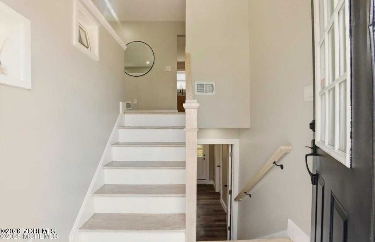 112 Manhattan St - Photo 6 of 41