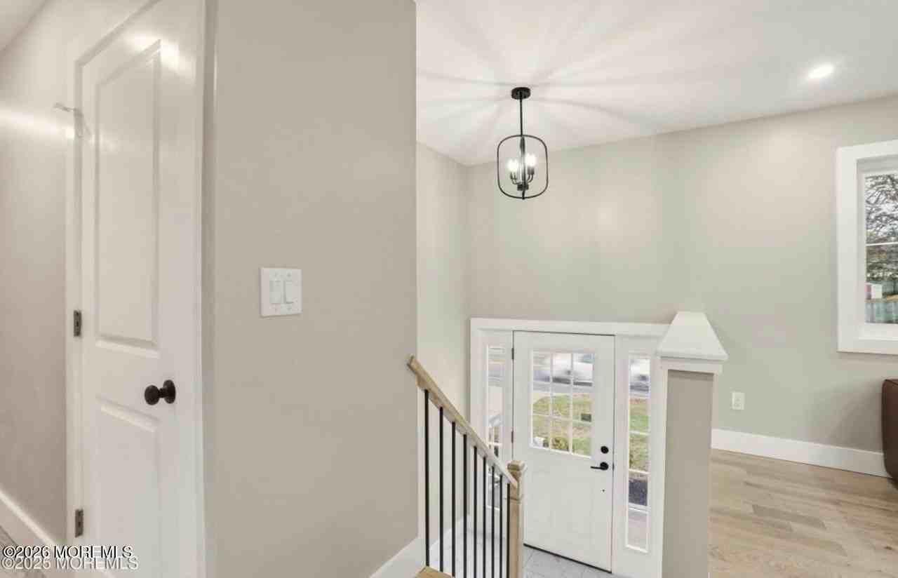 112 Manhattan St - Photo 7 of 41