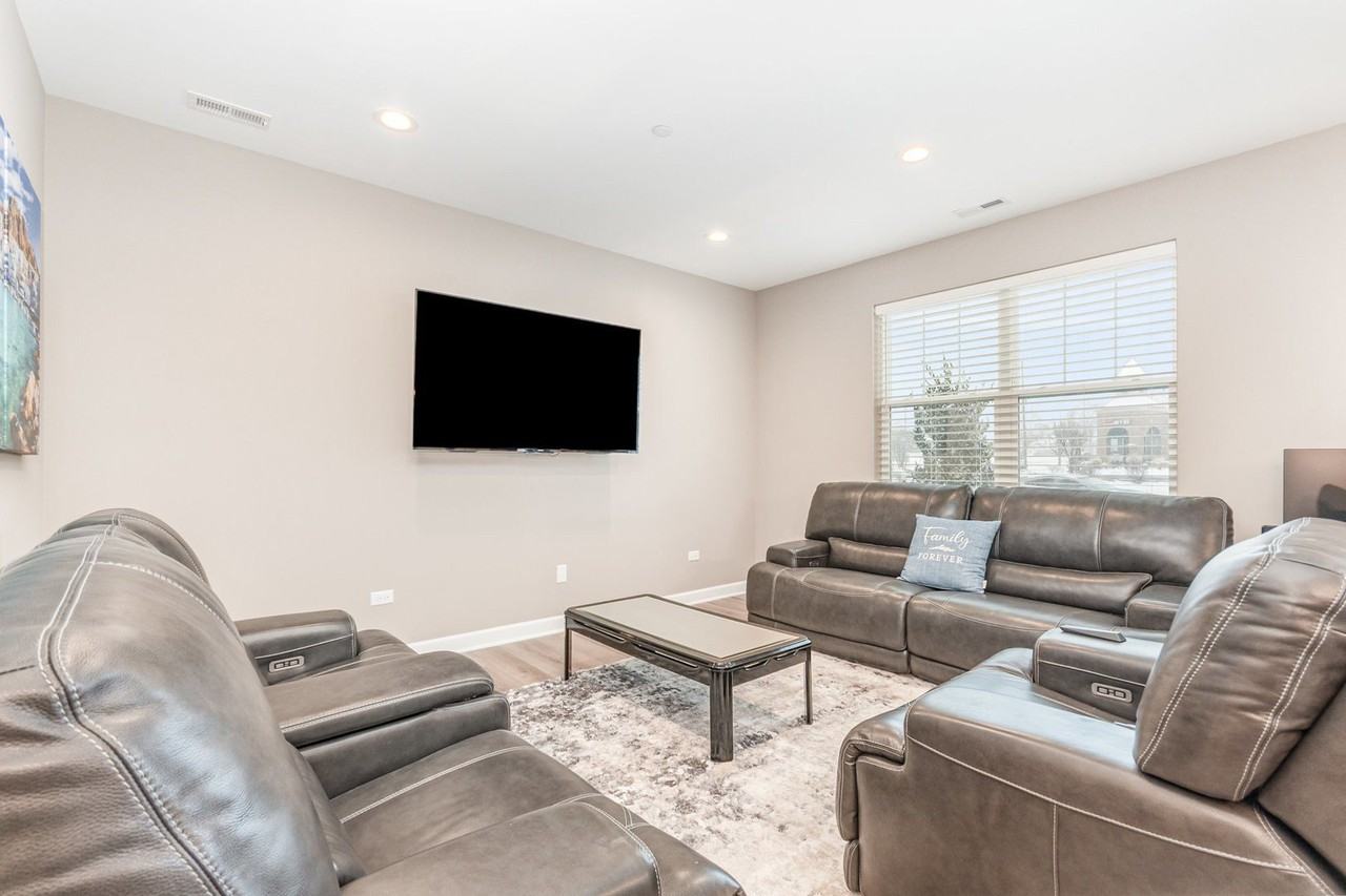 253 N Masters Dr - Photo 2 of 15