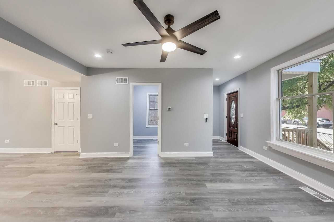 1612 W Erie St - Photo 5 of 33