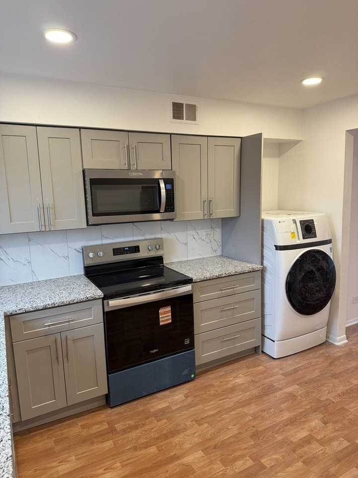 4208 Central Rd Apt 4f #4F - Photo 2 of 11