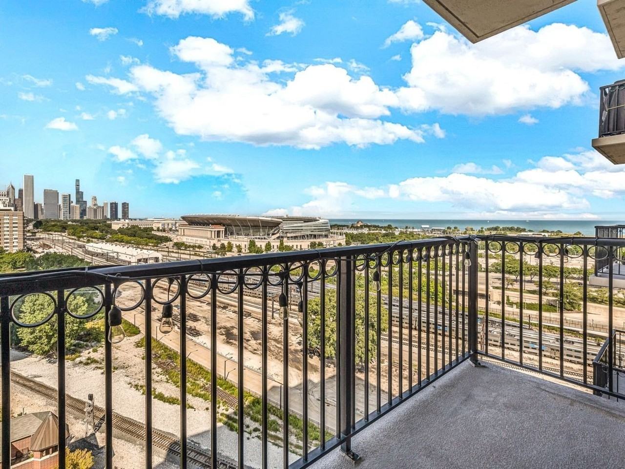 1717 S Prairie Ave Apt 1403 #1403 - Photo 4 of 41