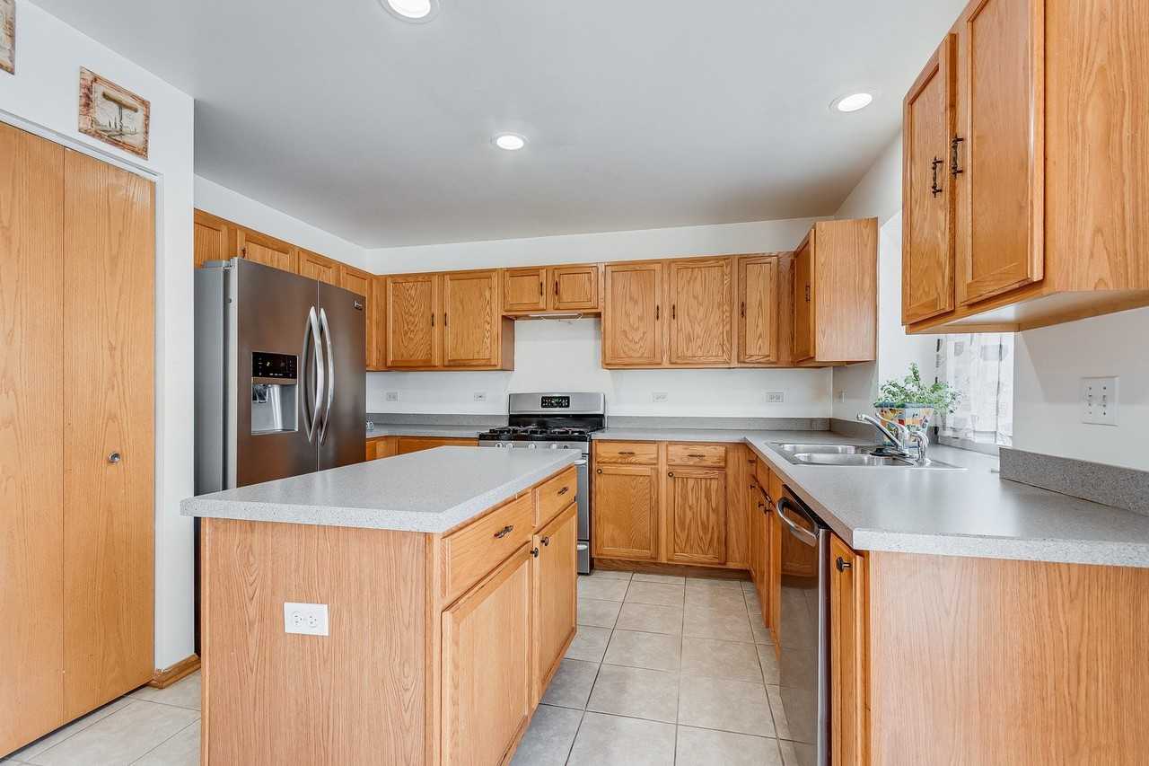 1544 Suncrest Ln - Photo 6 of 29